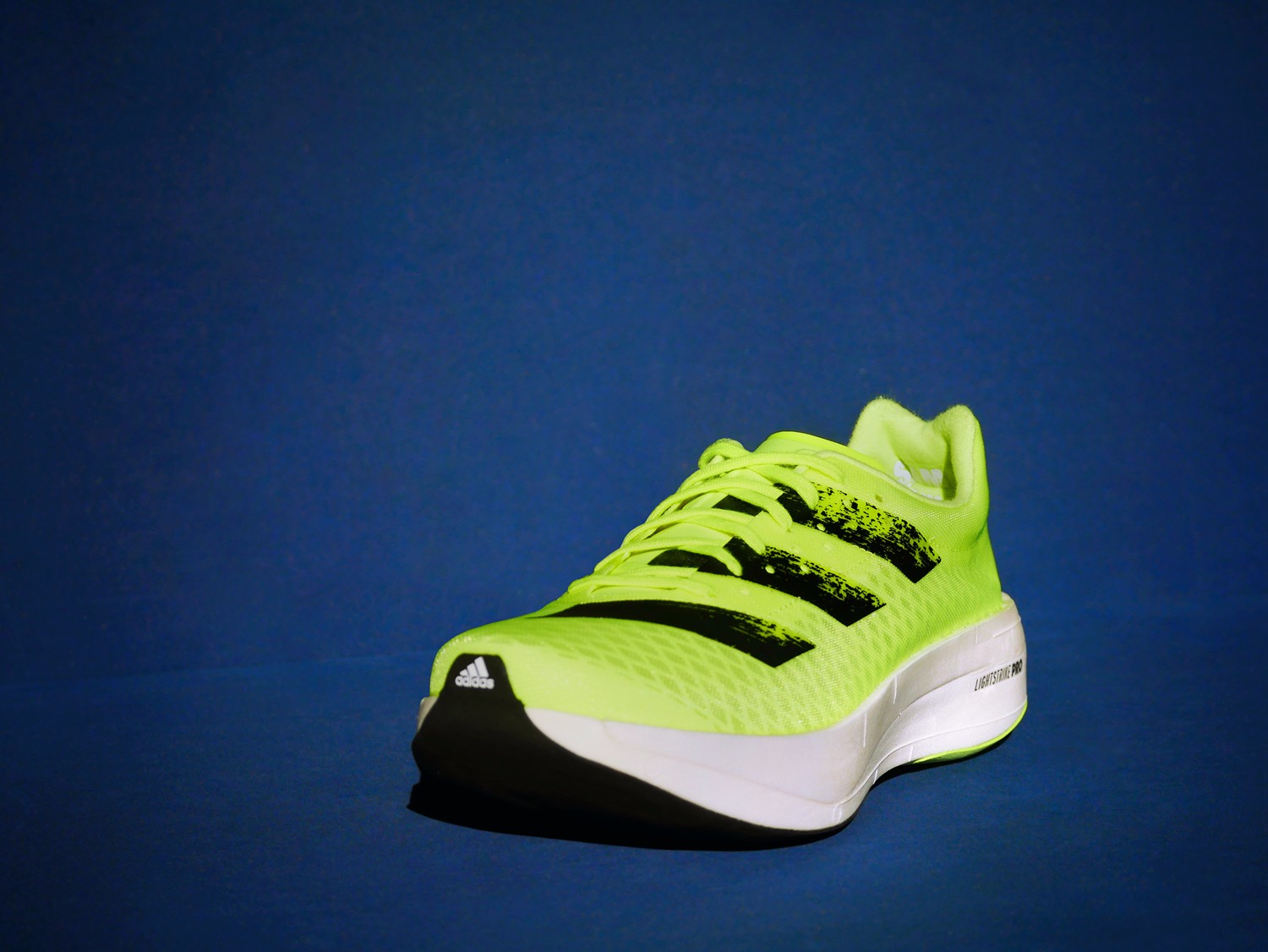 阿迪达斯革命性长距离跑鞋adizero adios pro全新旭日霞光配色版正式