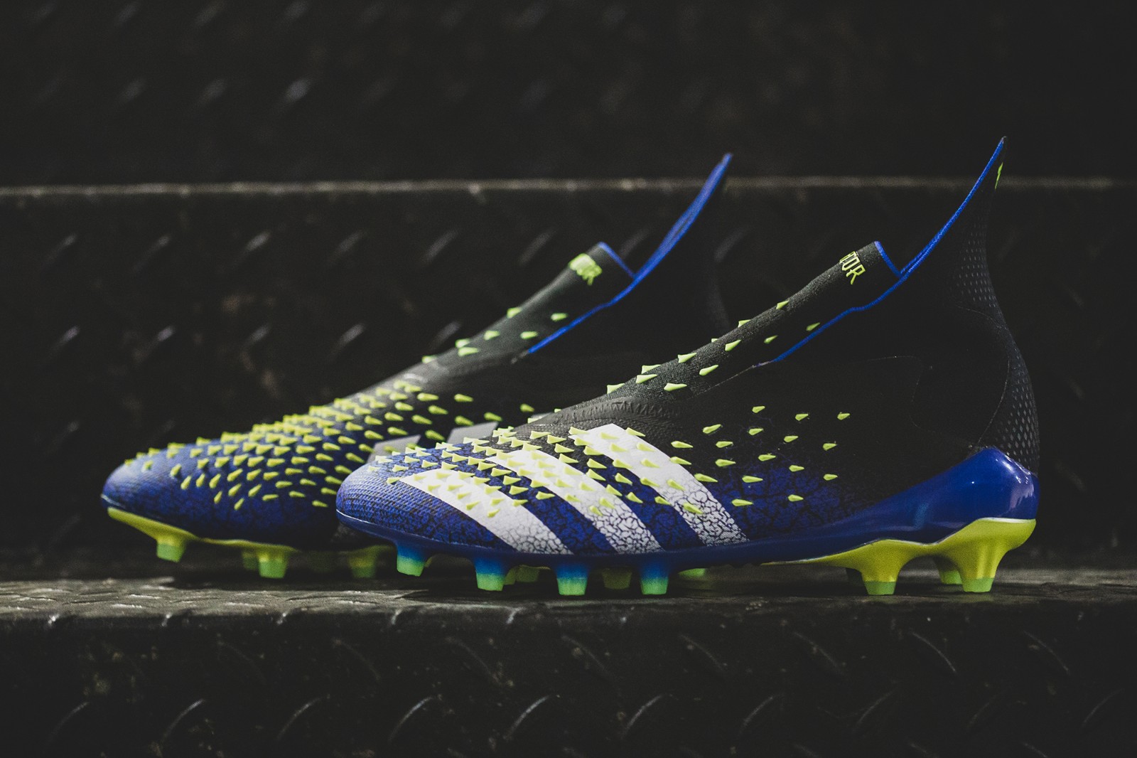 adidas predator freak  ag 足球鞋