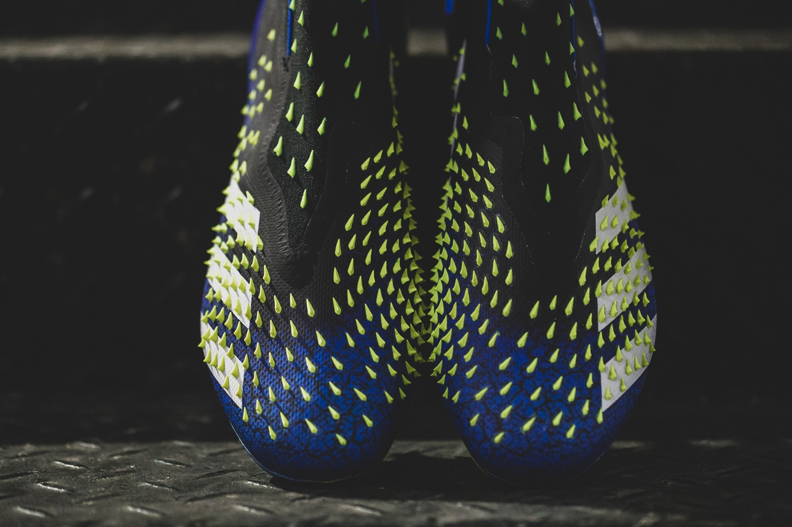 adidas predator freak  ag 足球鞋