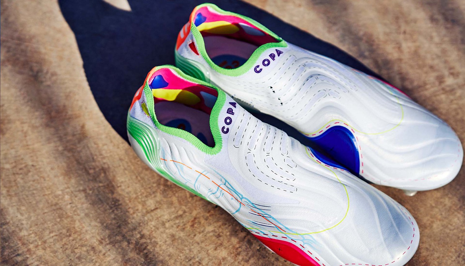 阿迪达斯发布copasenseinnerlife足球鞋