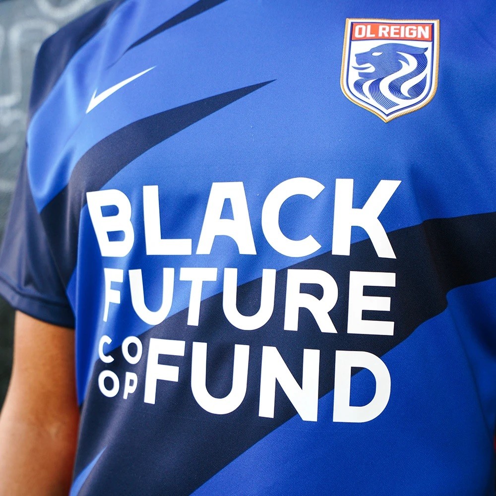 耐克发布里昂君主女足2021赛季主客场球衣