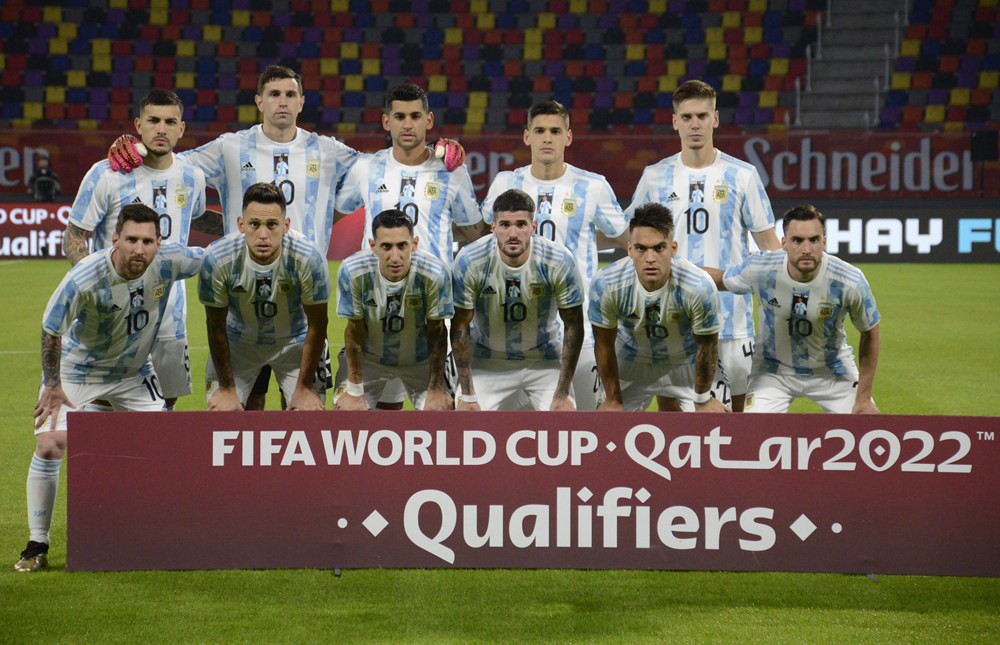 阿根廷国家队穿着特别版球衣致敬马拉多纳