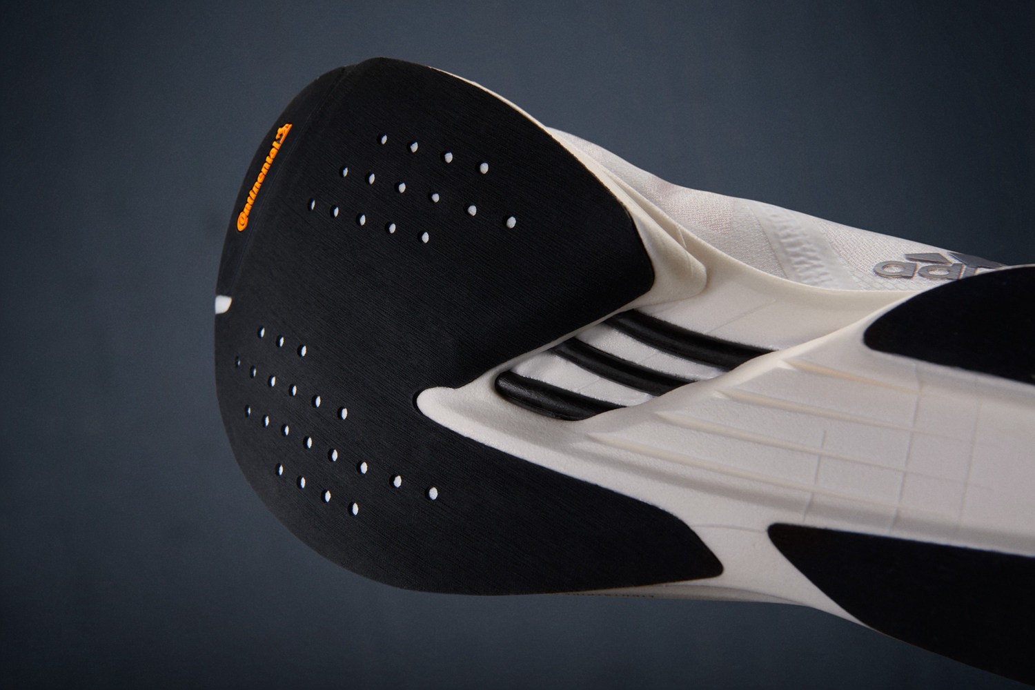 寸步不让阿迪达斯adizero系列推出多款新跑鞋期待缔造下一个速度纪录