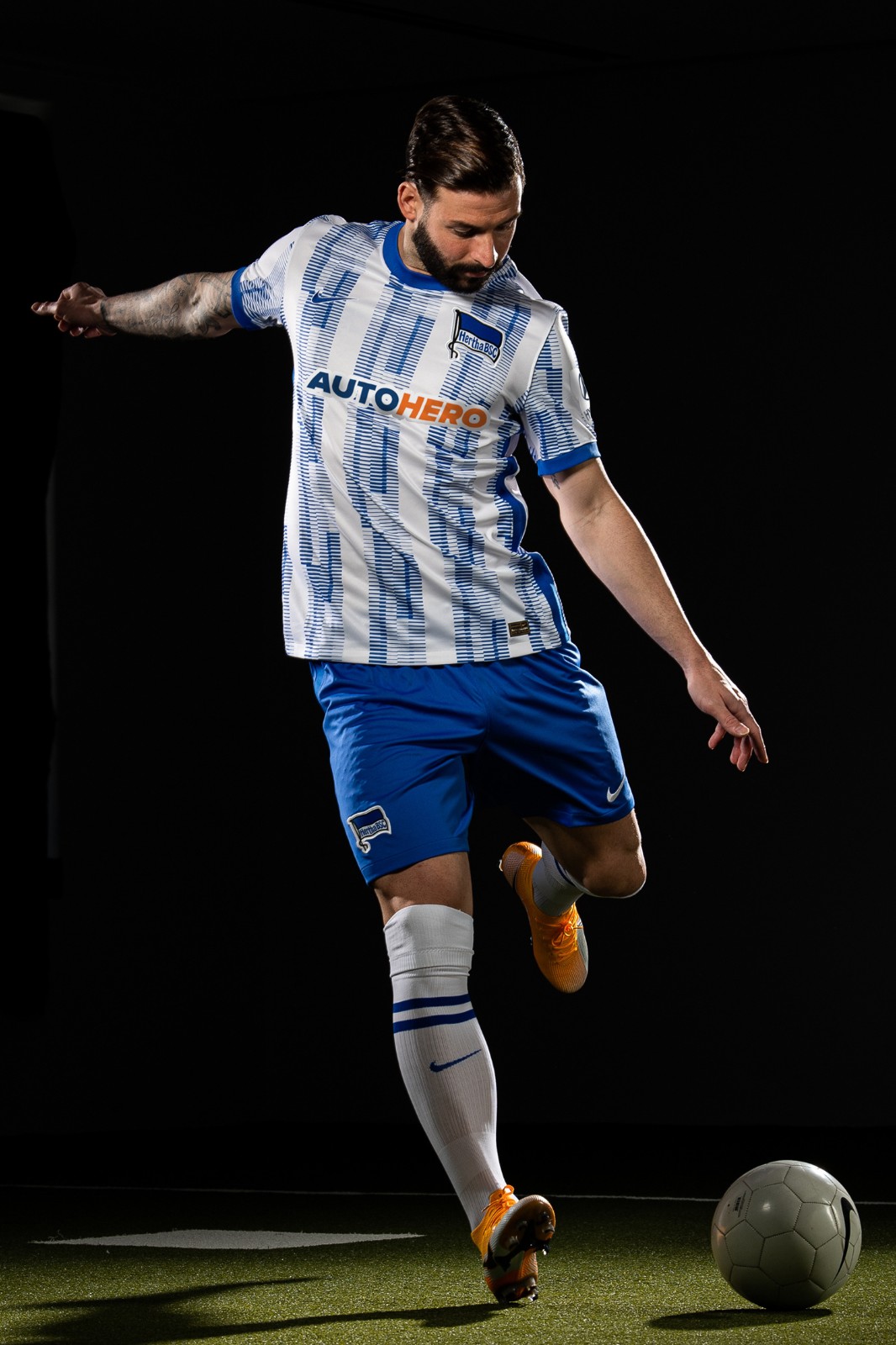 耐克发布柏林赫塔2021/22赛季主客场球衣