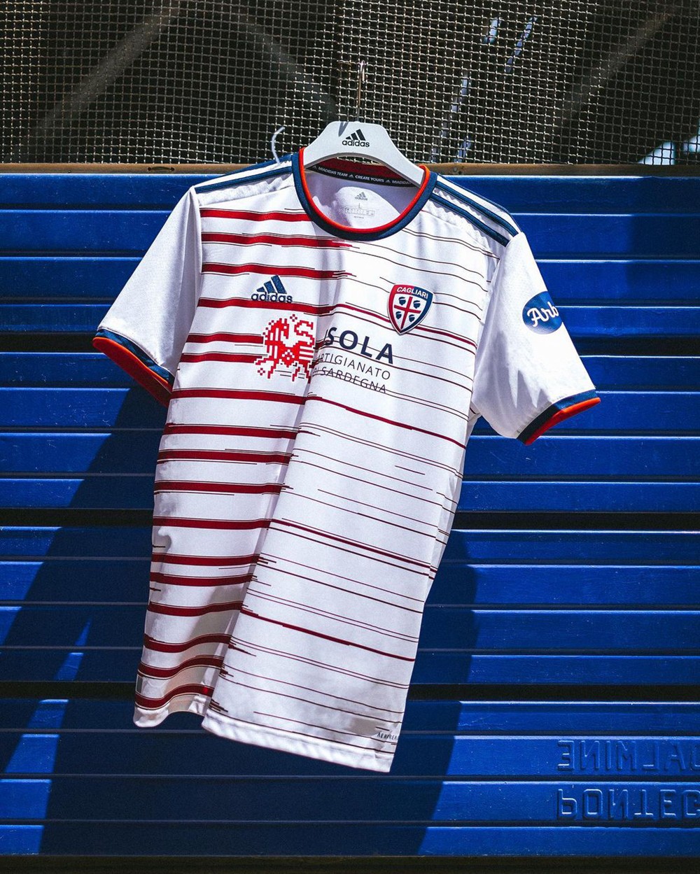 卡利亚里发布202122赛季客场与第二客场球衣