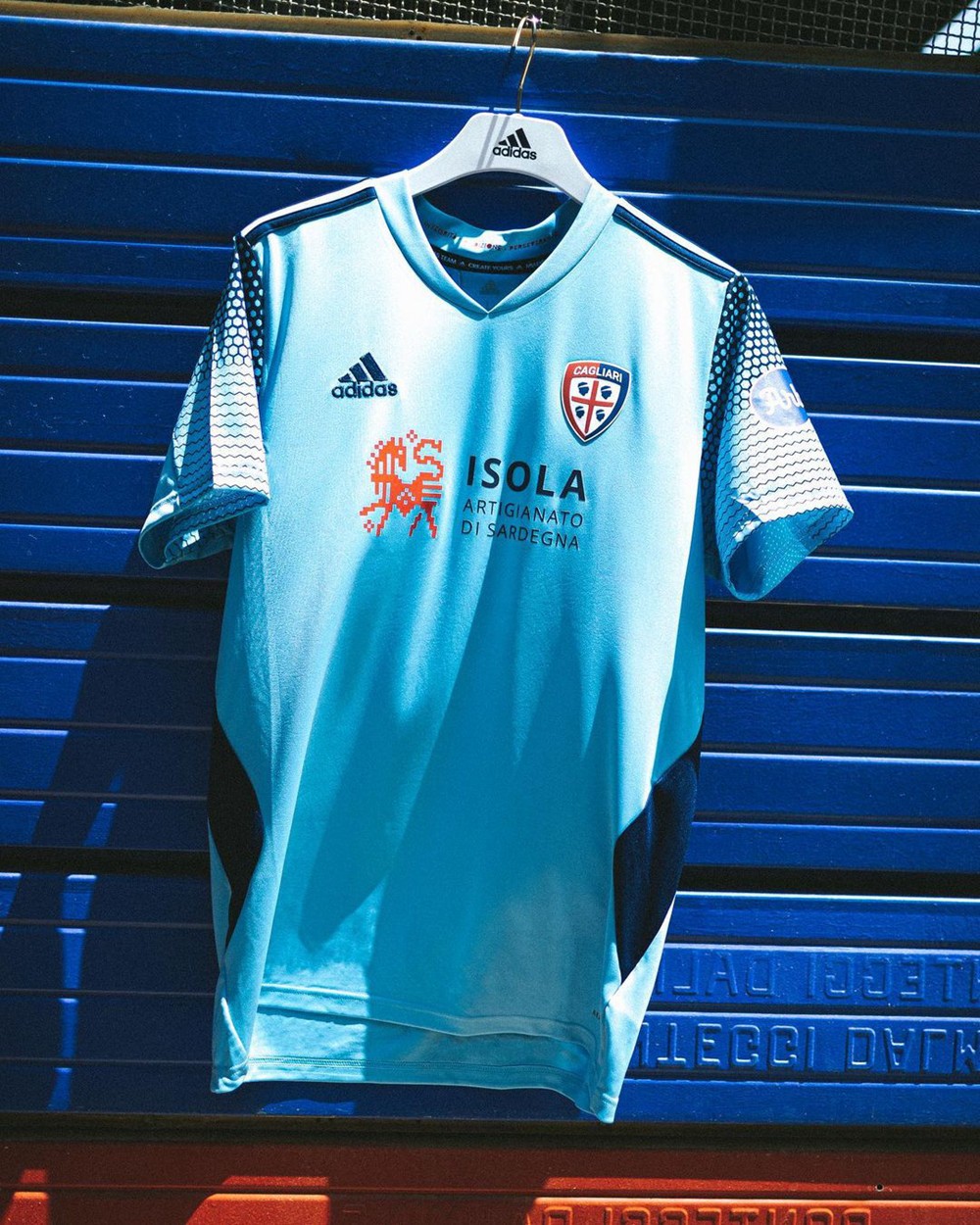 卡利亚里发布202122赛季客场与第二客场球衣