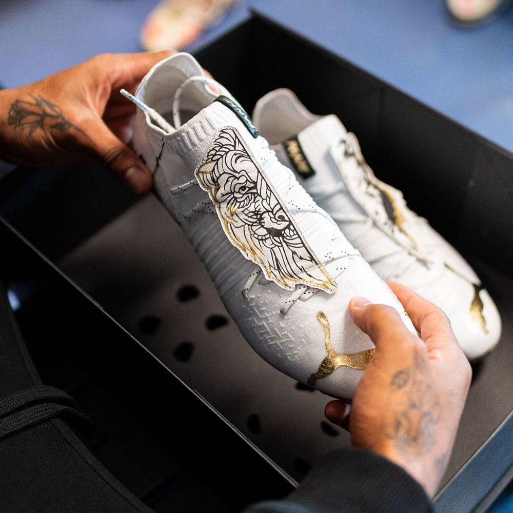 puma为凯文普林斯博阿滕推出定制futurez12足球鞋