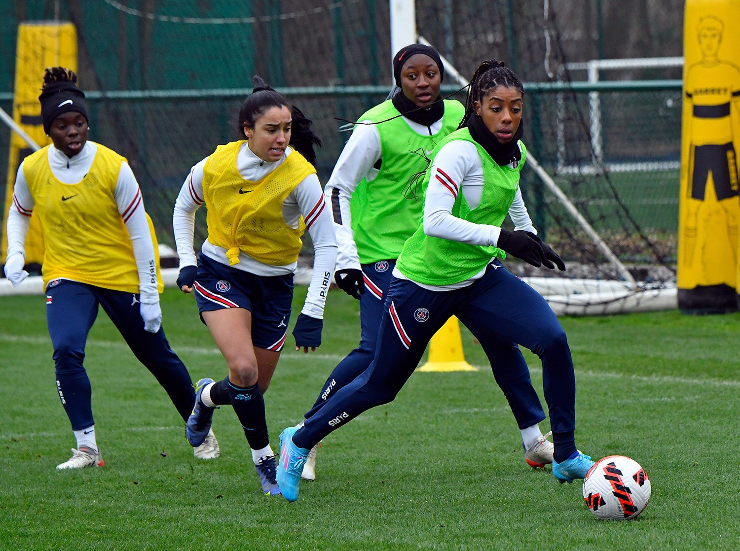 巴黎圣日耳曼女足球员上脚新配色adidasxspeedflow1足球鞋