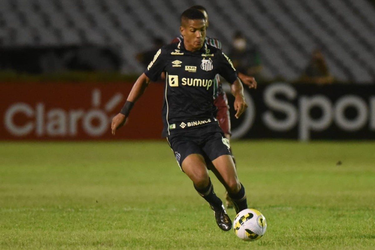 解决撞衫问题桑托斯上下半场穿着不同球衣比赛