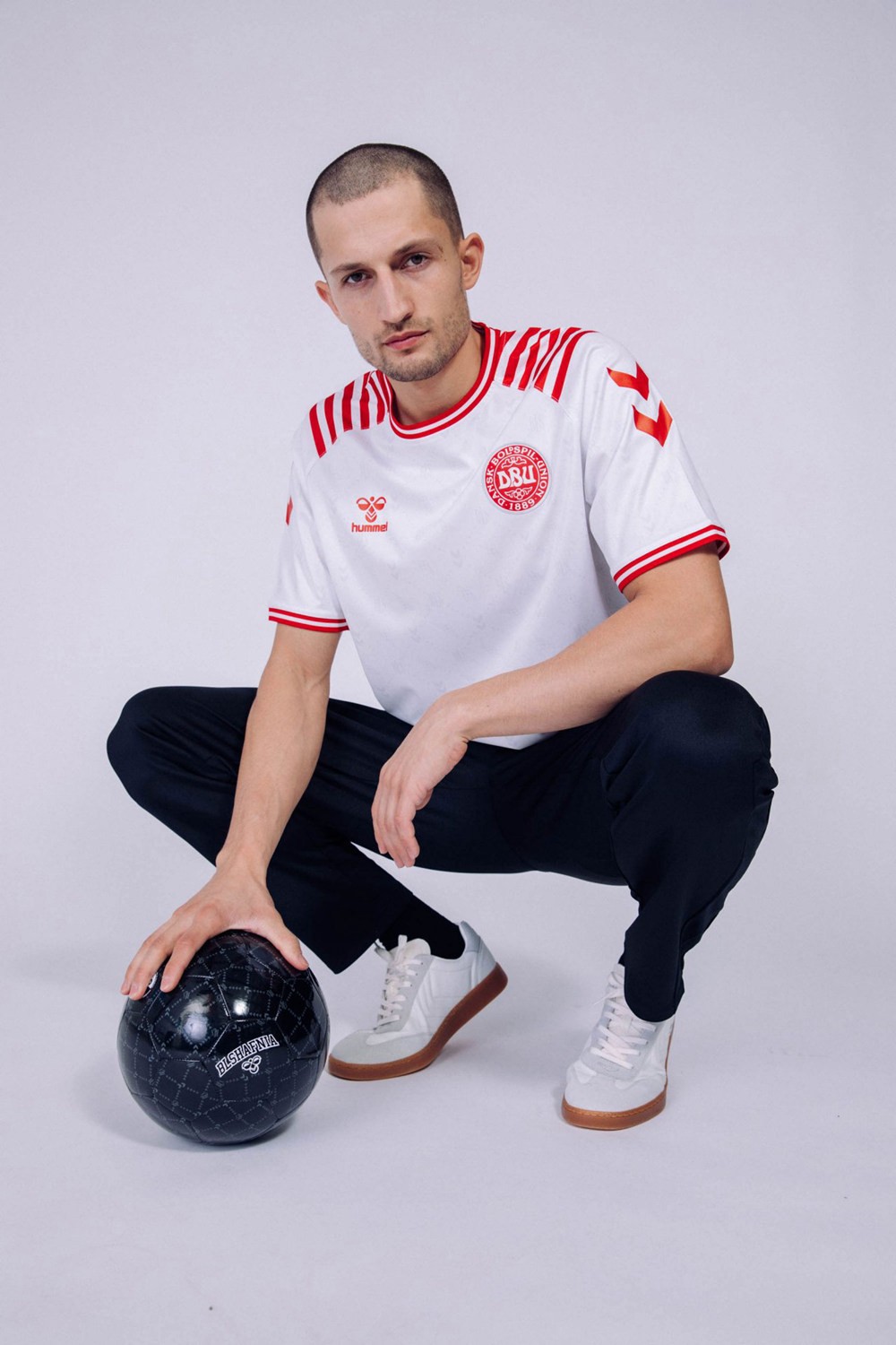 hummel联手blshafnia推出丹麦国家队特别版球衣