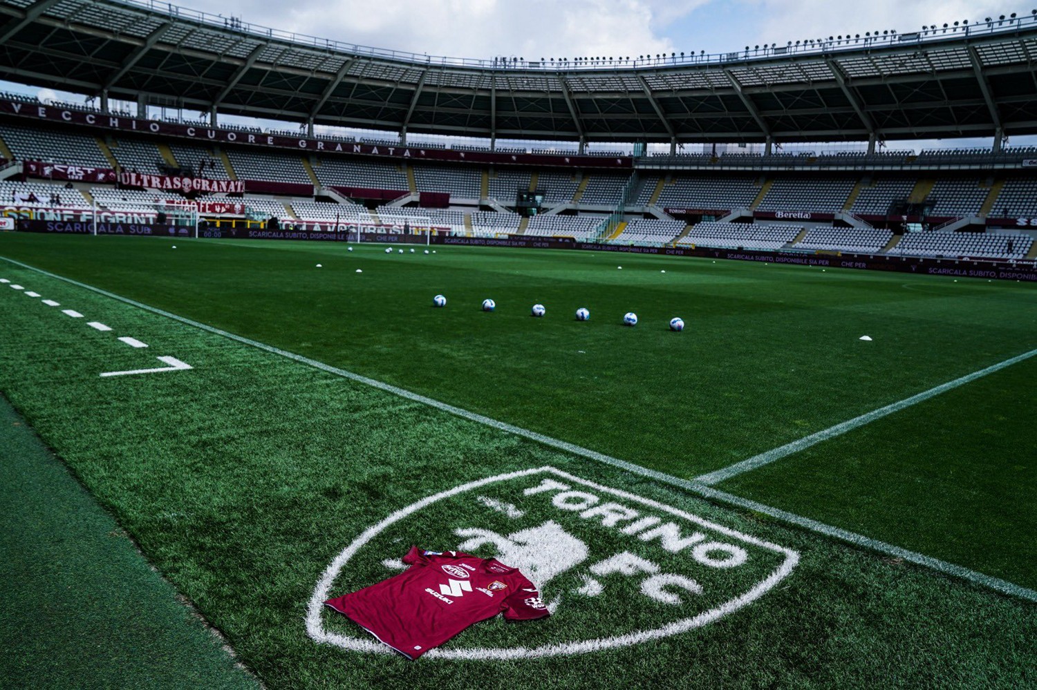 都灵本场比赛穿着的这款特别版球衣基于本赛季主场球衣打造,球衣胸前