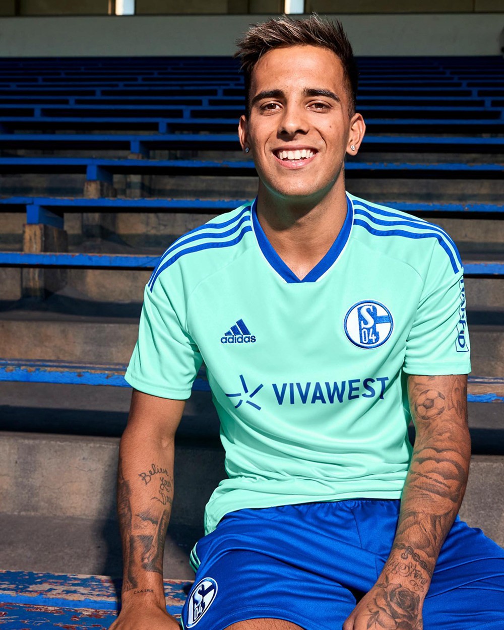 沙尔克04发布新赛季第二客场球衣