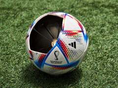 阿迪达斯2022年世界杯比赛球搭载新科技辅助越位判罚