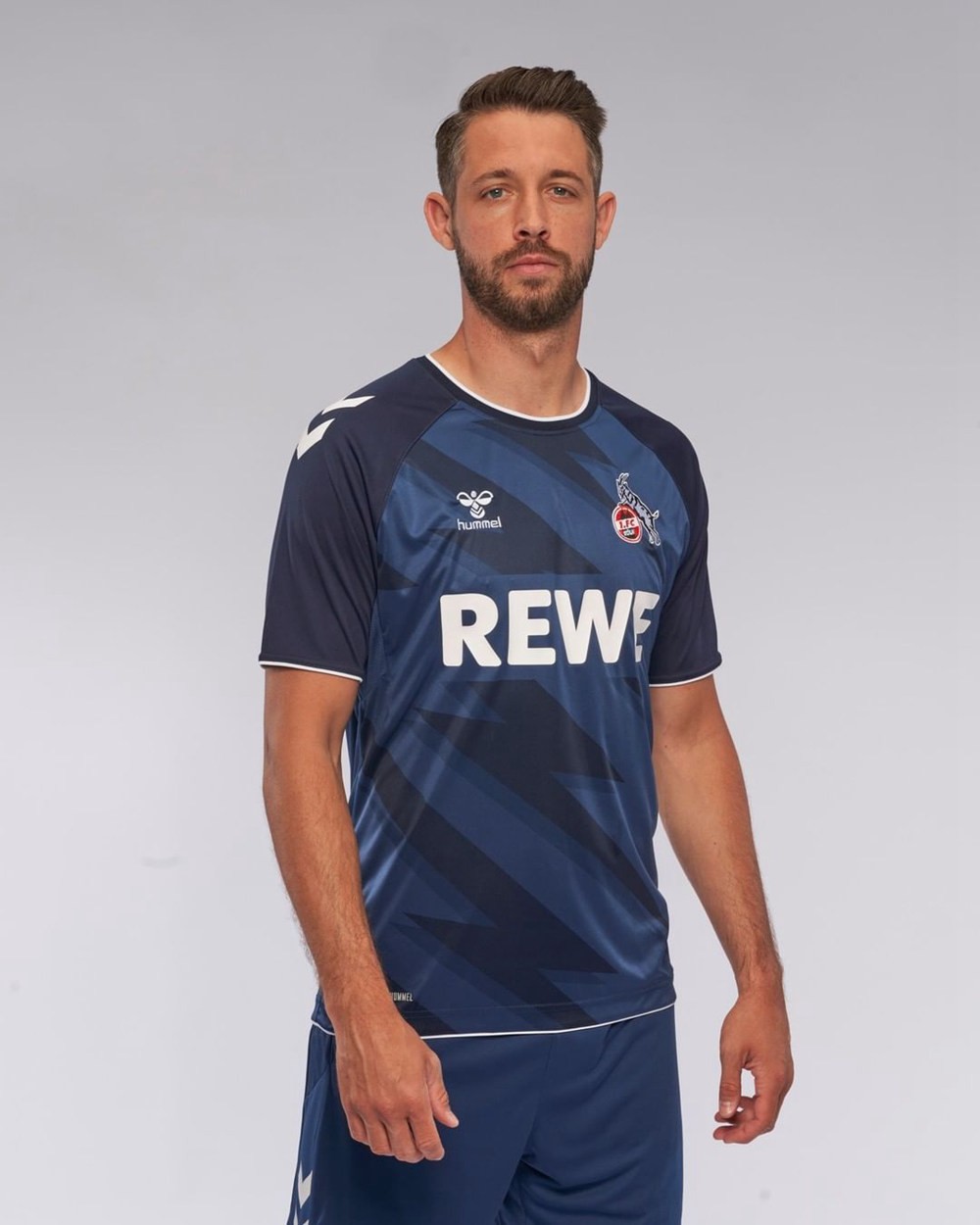 科隆发布202223赛季第二客场球衣