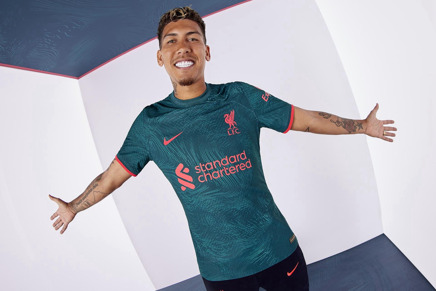 耐克发布利物浦全新第二客场球衣
