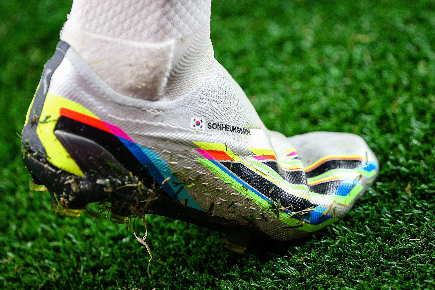 脚了这双拥有银色外观以及多彩鞋面图案的新配色adidas新一代x足球鞋