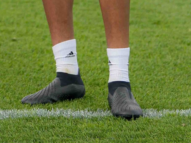 里昂球员测试新一代adidas Predator足球鞋