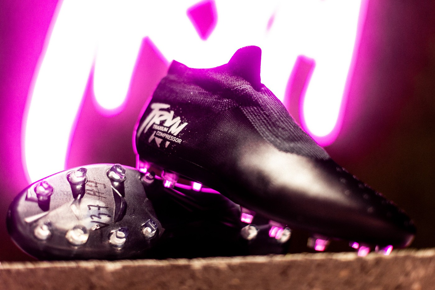 迪卡侬发布kipstatraxiumcompressor足球鞋