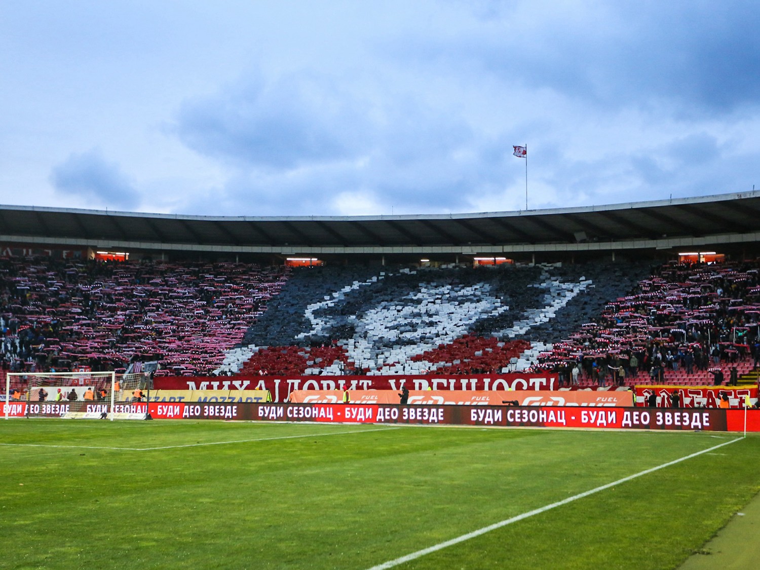 贝尔格莱德红星推出特别版球衣纪念米哈伊洛维奇