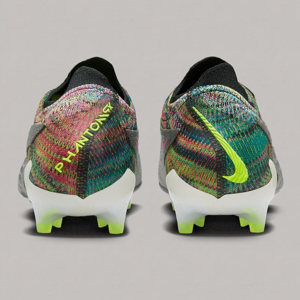 作为去年年末推出的phantom gx的最新配色,耐克在这款掌控型战靴上