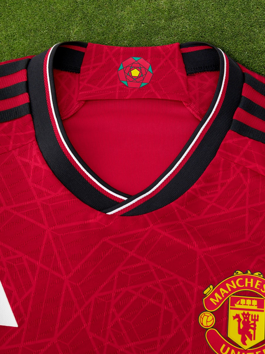 2023/24赛季曼联主场球衣意在彰显曼彻斯特精神,衣身饰有几何式样的