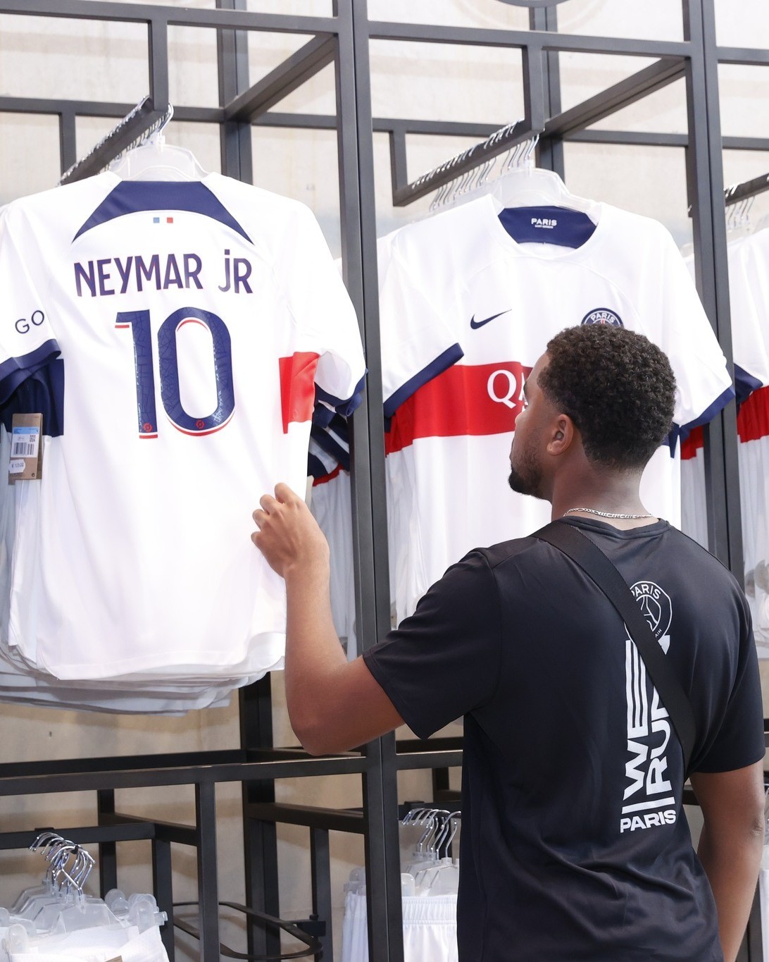 巴黎圣日耳曼发布202324赛季客场球衣