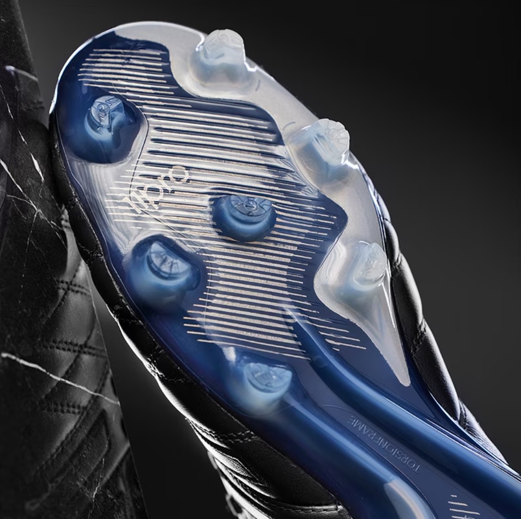 adidas推出全黑adipure11pro庆祝prodirect25周年