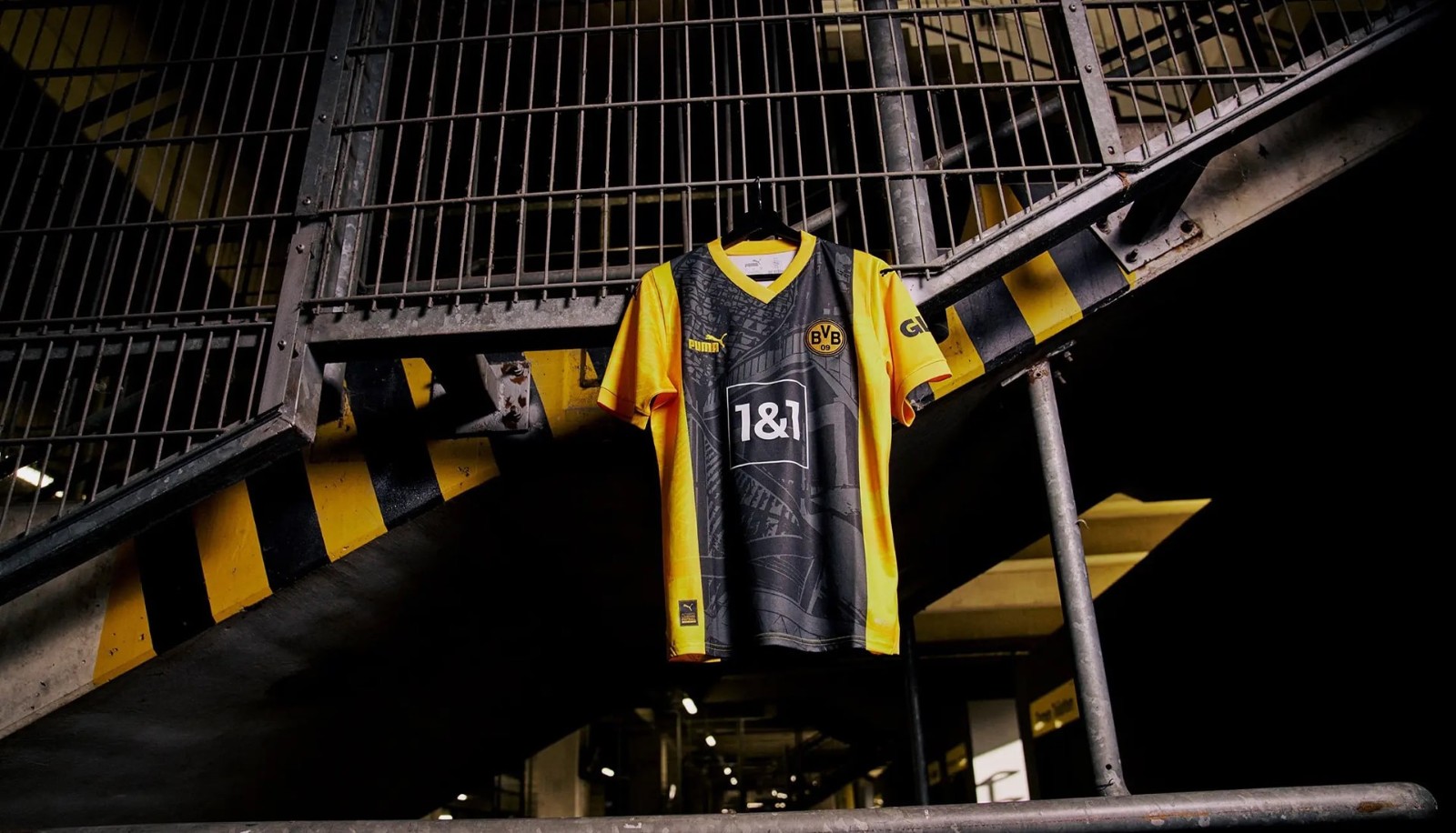 多特蒙德展示主场成立50周年纪念球衣