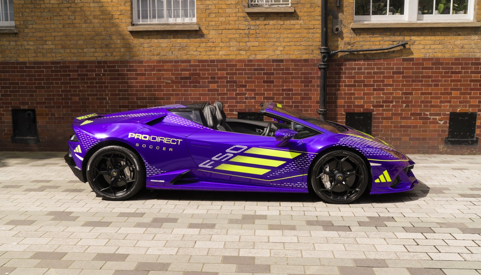 pro:direct soccer 为兰博基尼配备 f50 涂装