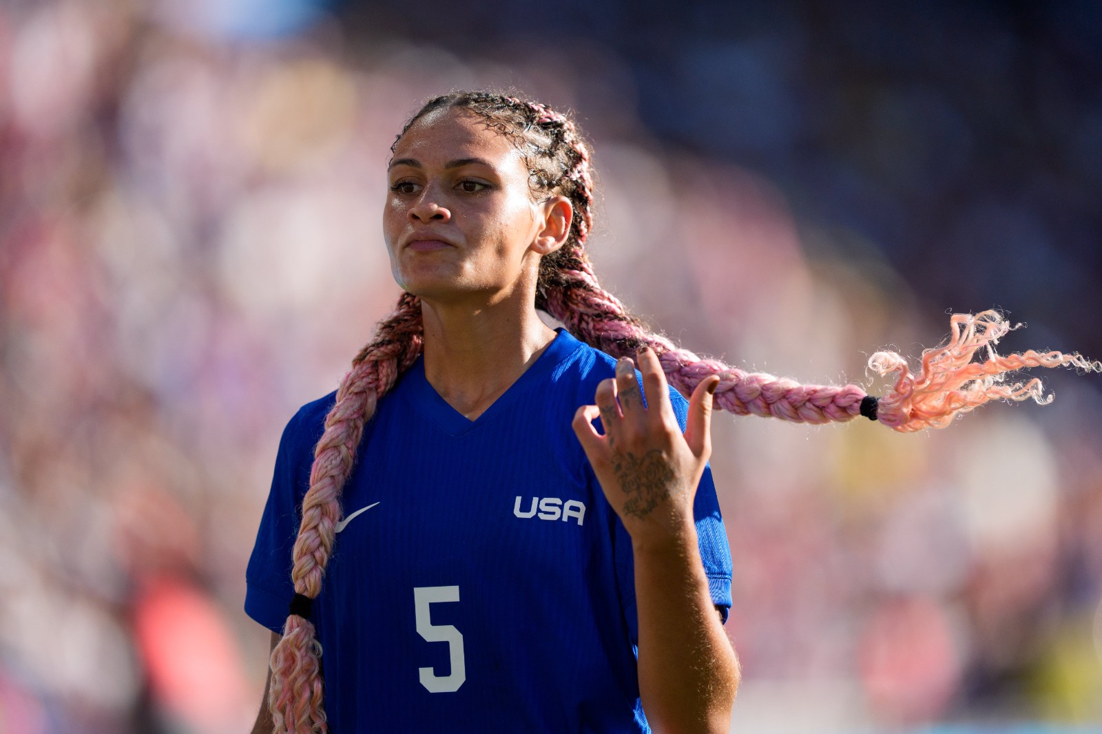 女足运动员在球场上展示自己的审美您是否认可