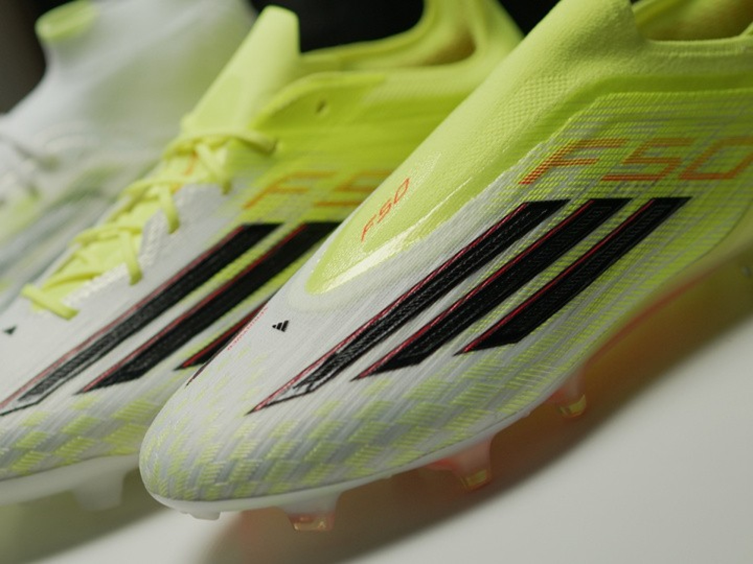 ��������Ь�����ң�adidas F50��ʤս������Ь